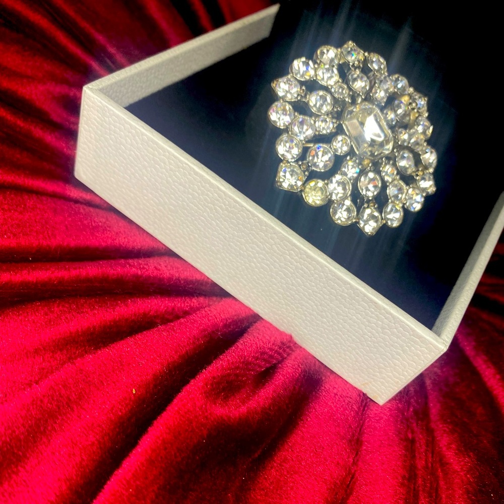 “33 Crystals”Beautiful Crystal Brooch Pendent